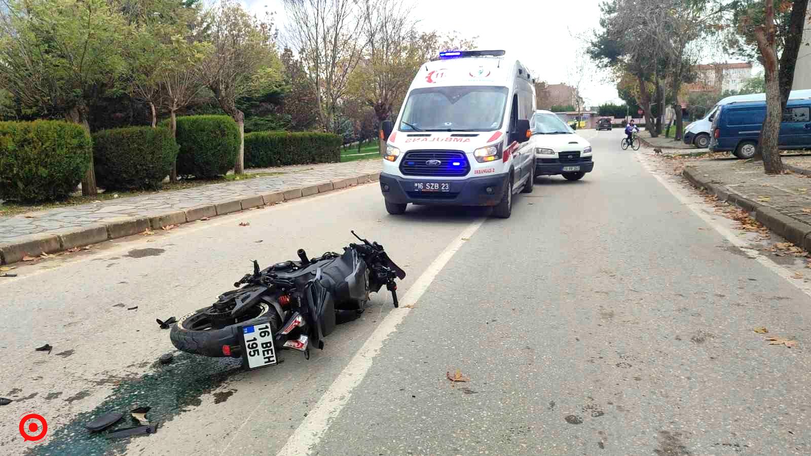 Motosiklet ticari taksi ile çarpıştı: 2 yaralı