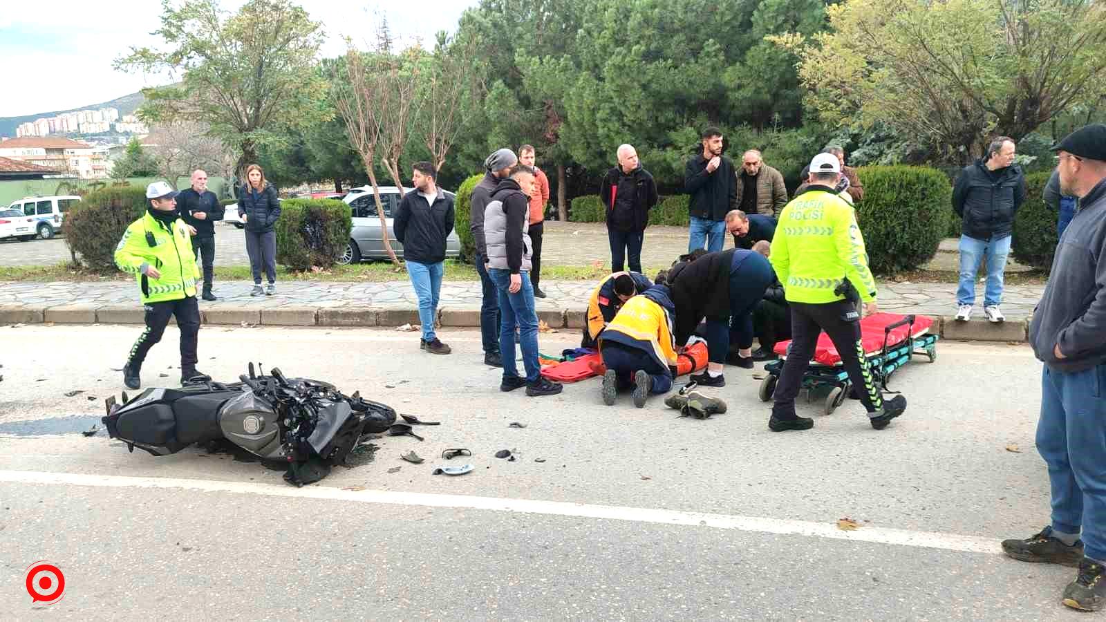 Motosiklet ticari taksi ile çarpıştı: 2 yaralı