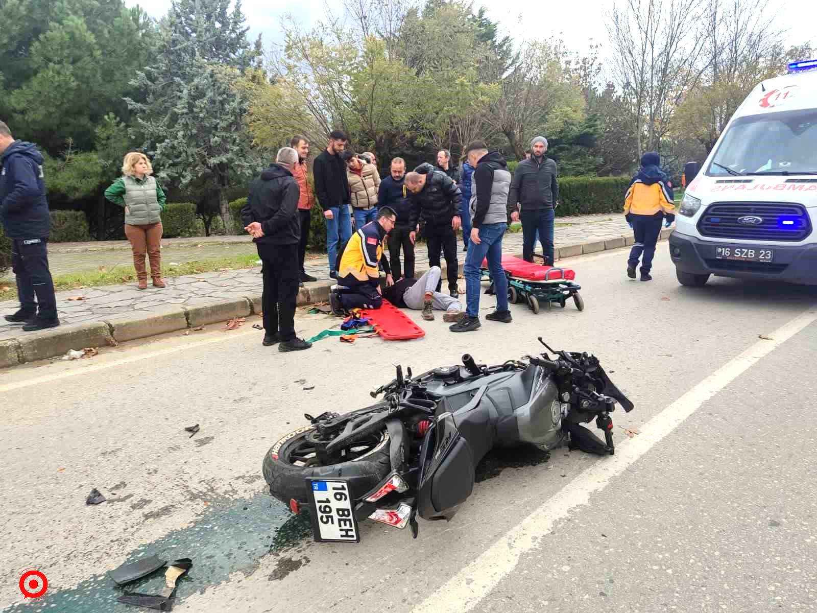 Motosiklet ticari taksi ile çarpıştı: 2 yaralı