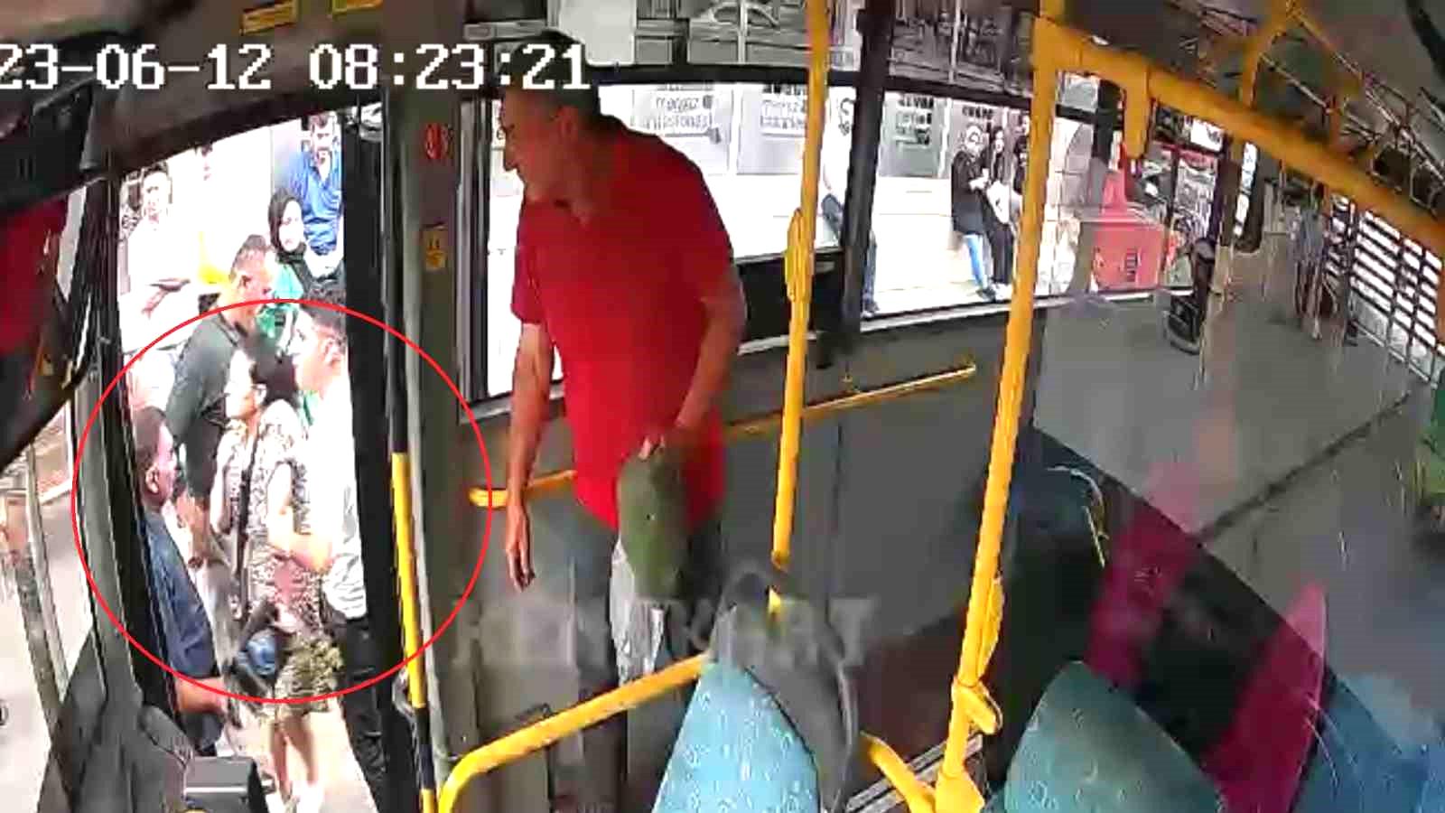 Otobüs şoförü, tartakladığı kadın yolcuyu araçtan indirdi: O anlar kamerada