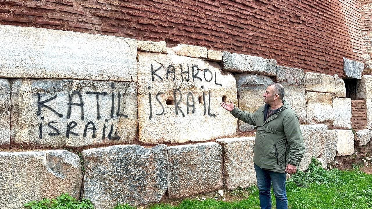 (Özel) Trajikomik protesto…2 bin yıllık surlara İsrail’in zulmünü kazıdılar