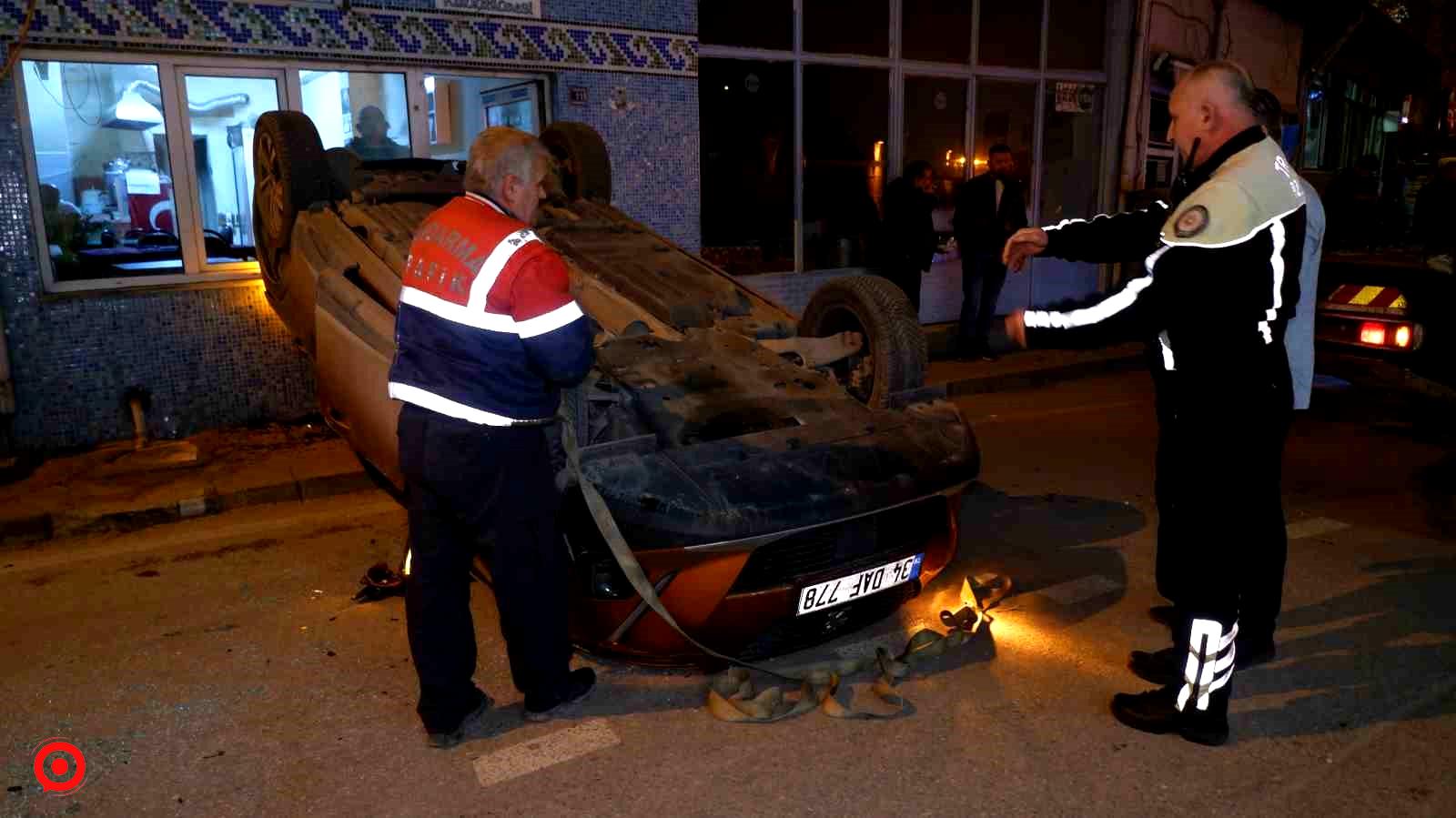 Park halindeki araca çarpan otomobil devrildi: O anlar kamerada