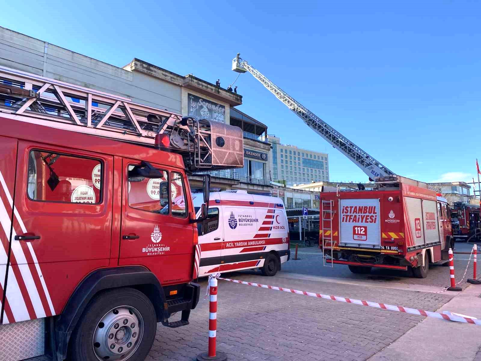 Pendik’te AVM’nin restoranında çıkan yangın söndürüldü