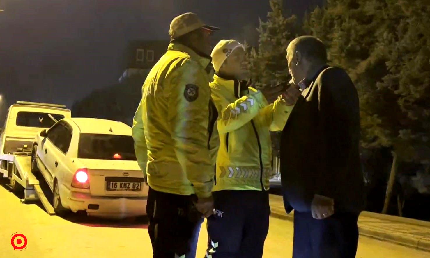 Polis ekipleri alkollü sürücüyü polis otosuna bindirmek için ter döktü