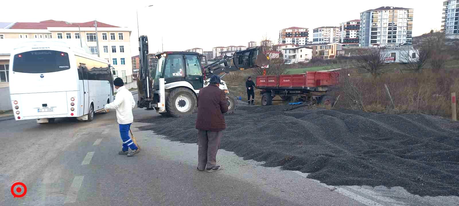 Römork devrildi: Yol, ayçiçeği harmanına dönüştü