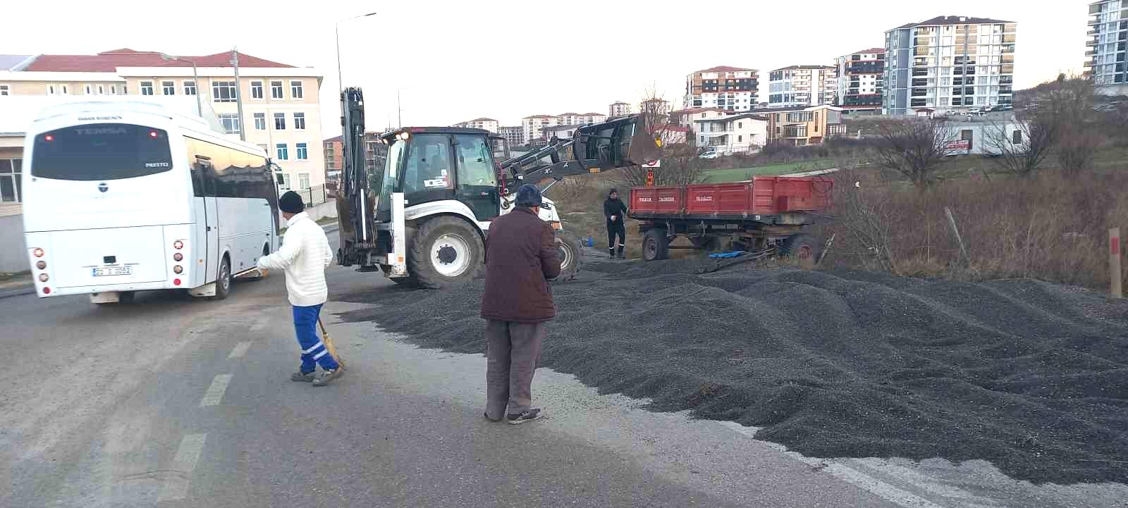 Römork devrildi: Yol, ayçiçeği harmanına dönüştü