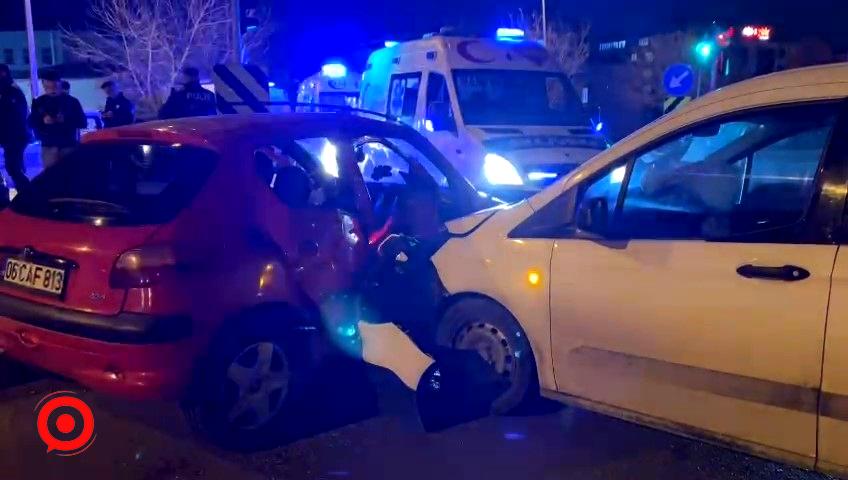 Sancaktepe’de iki araç kafa kafaya çarpıştı: 4 ağır yaralı