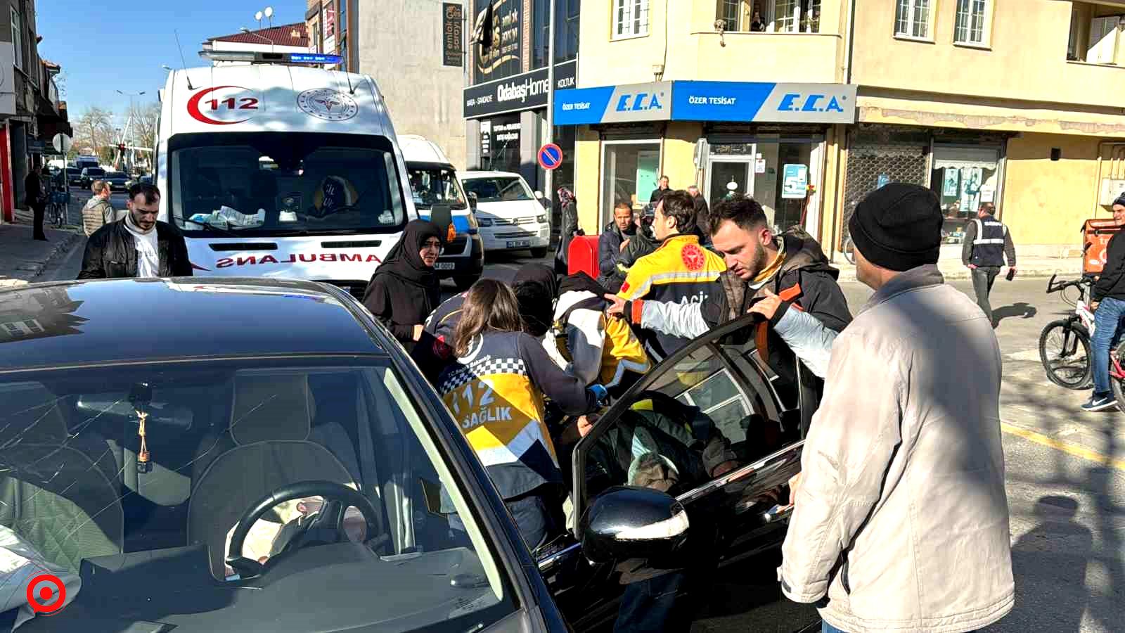 Şehrin göbeğinde korkutan kaza: Yaralının yakını olay yerinde fenalık geçirdi