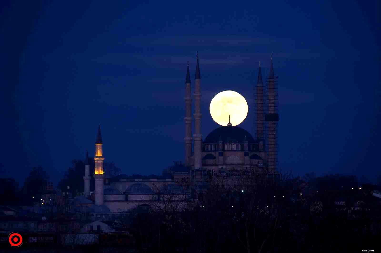 Selimiye Camii ile dolunay manzarası mest etti