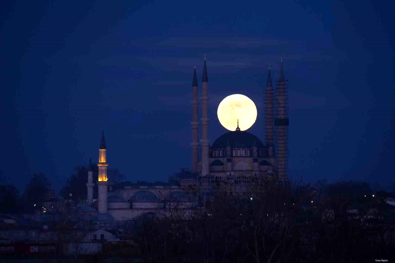 Selimiye Camii ile dolunay manzarası mest etti