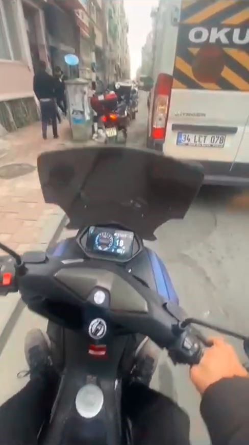 Şişli’de servis şoförü ile motosiklet sürücüsü arasında sözlü tartışma