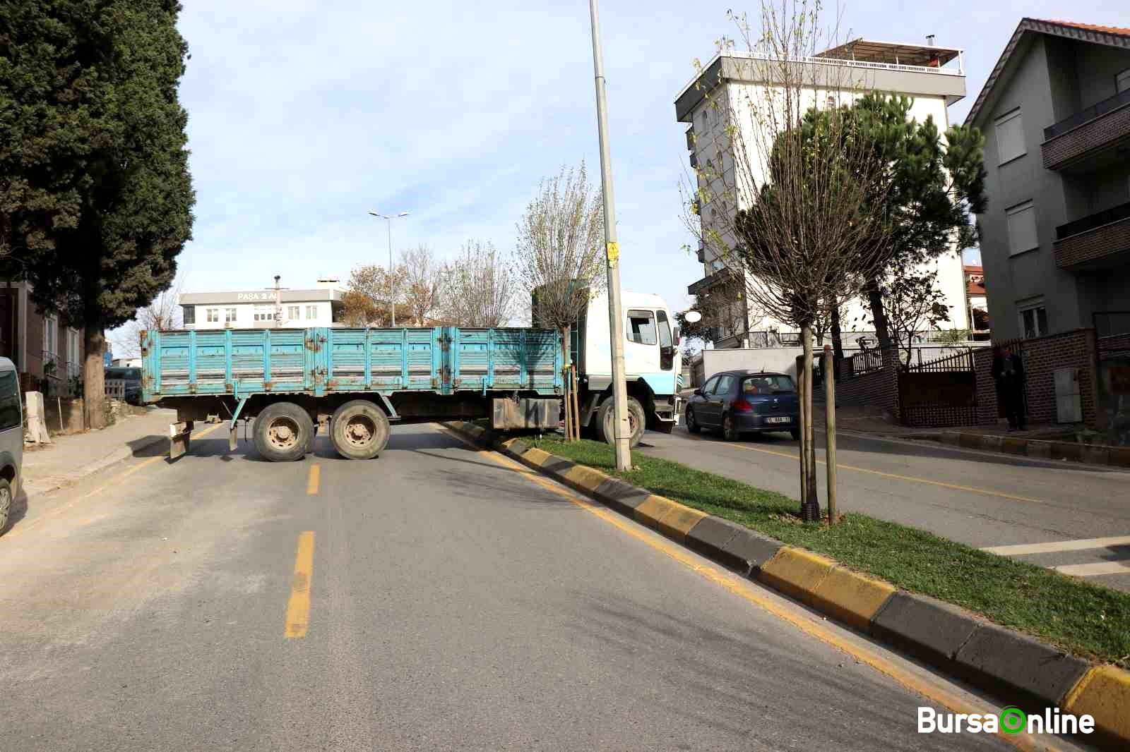 Şoförün refleksi faciayı önledi: Freni boşalan kamyon refüje çıktı