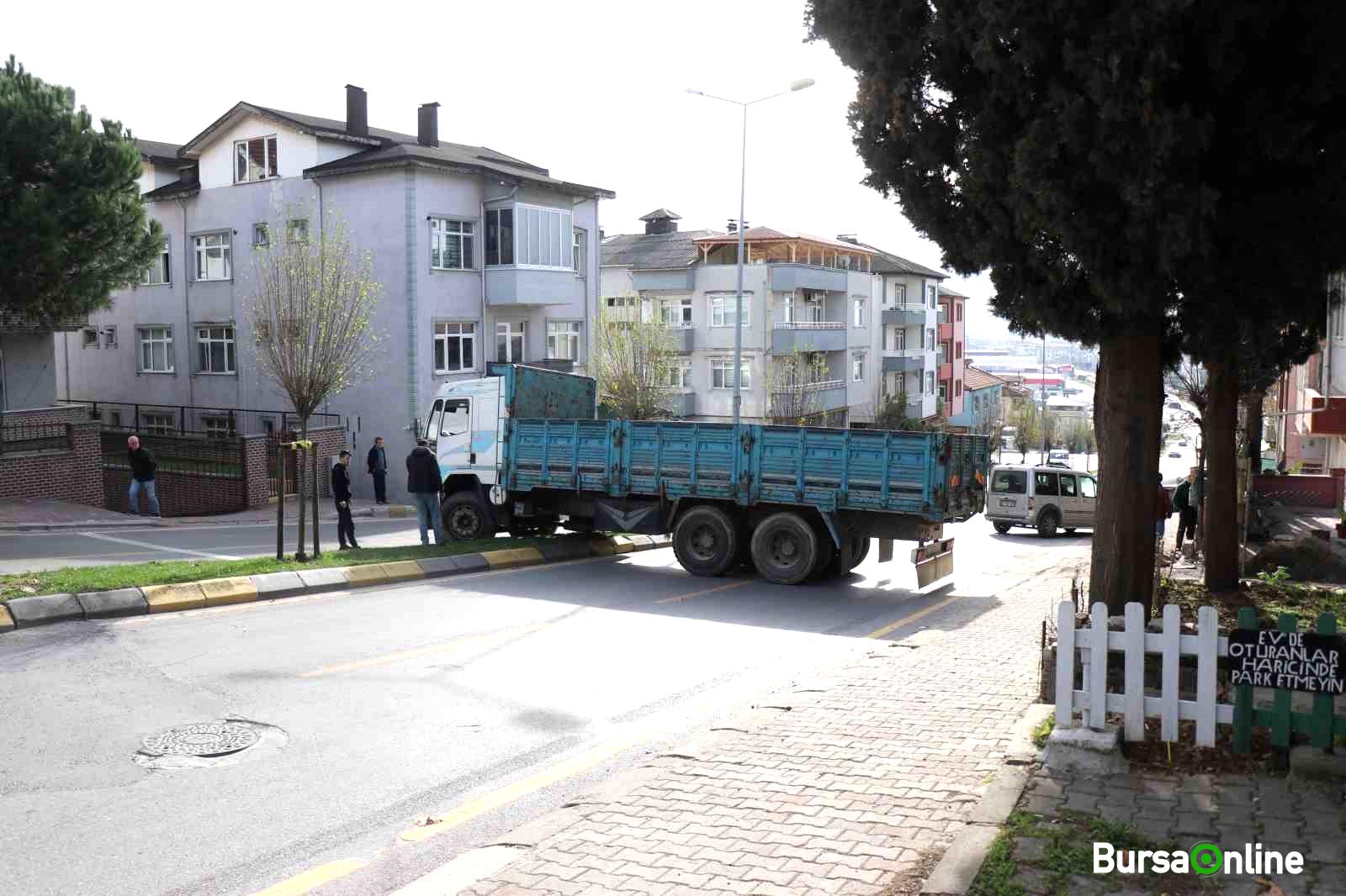 Şoförün refleksi faciayı önledi: Freni boşalan kamyon refüje çıktı