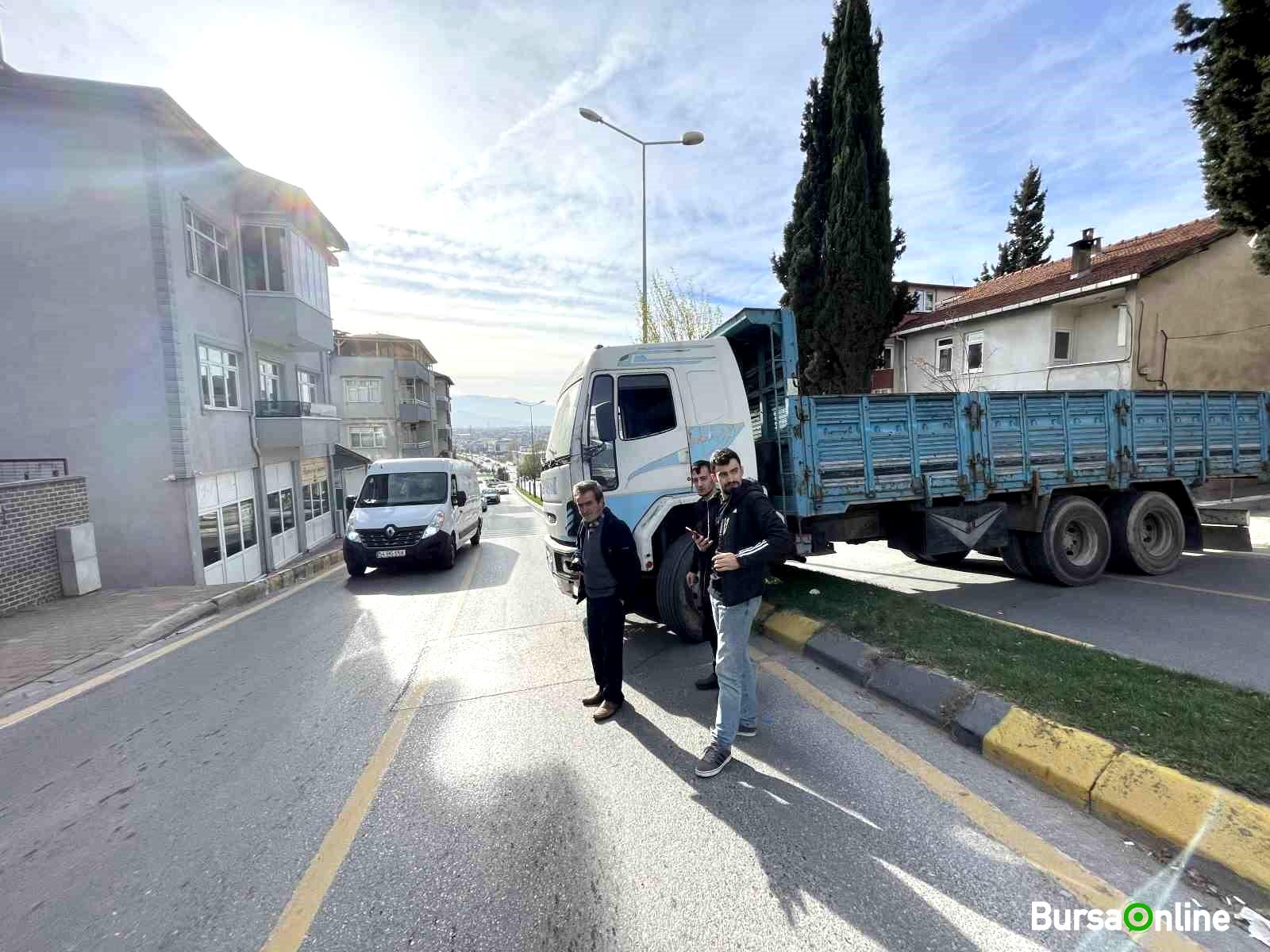 Şoförün refleksi faciayı önledi: Freni boşalan kamyon refüje çıktı