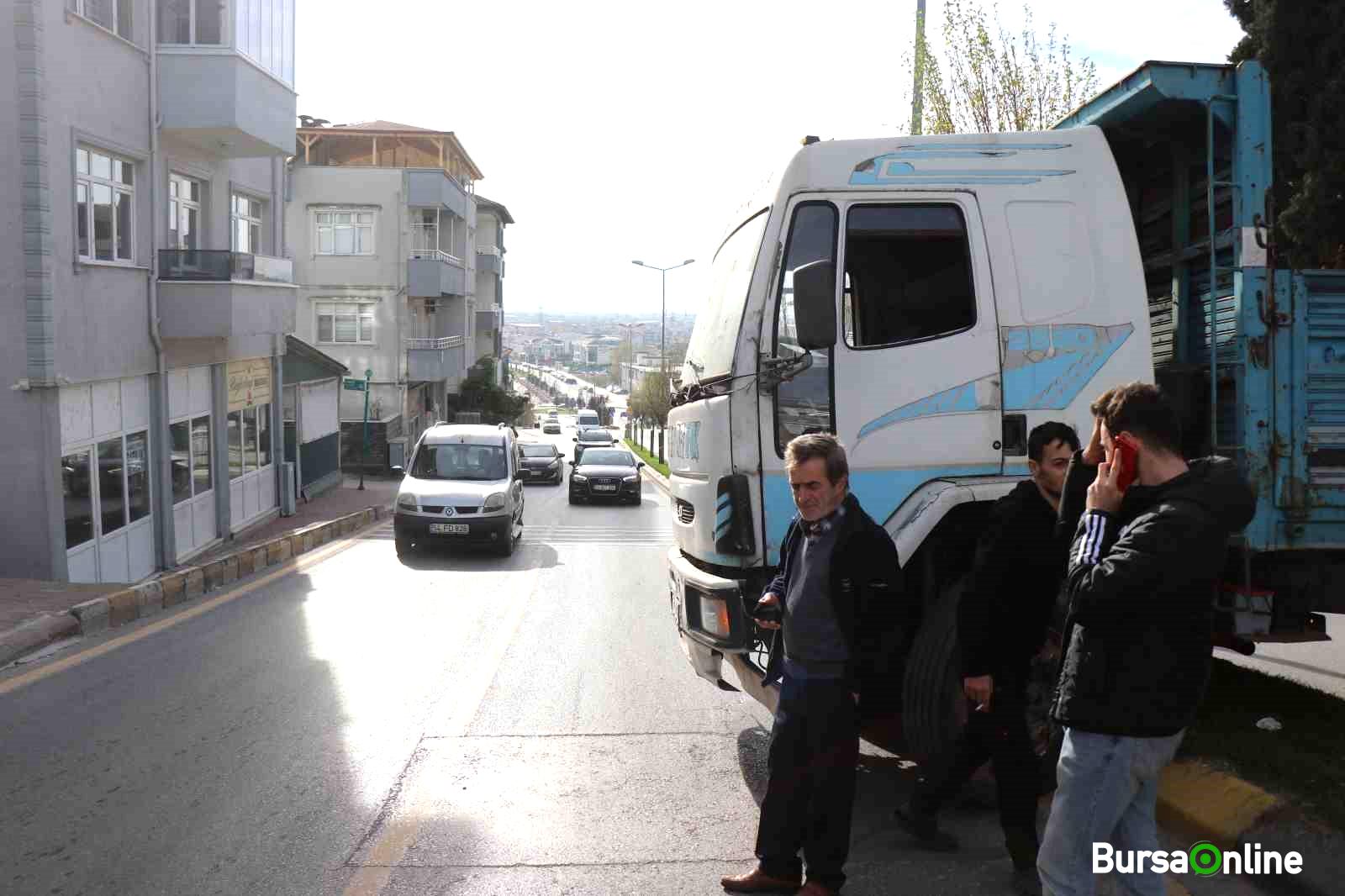 Şoförün refleksi faciayı önledi: Freni boşalan kamyon refüje çıktı