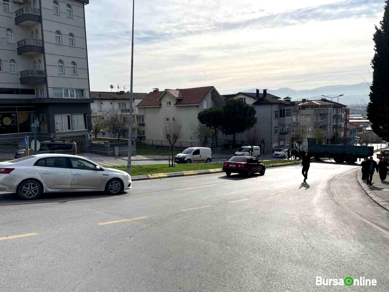 Şoförün refleksi faciayı önledi: Freni boşalan kamyon refüje çıktı