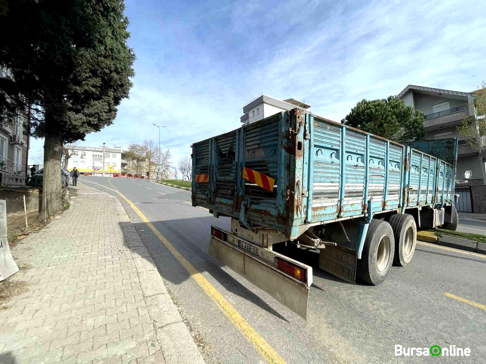 Şoförün refleksi faciayı önledi: Freni boşalan kamyon refüje çıktı