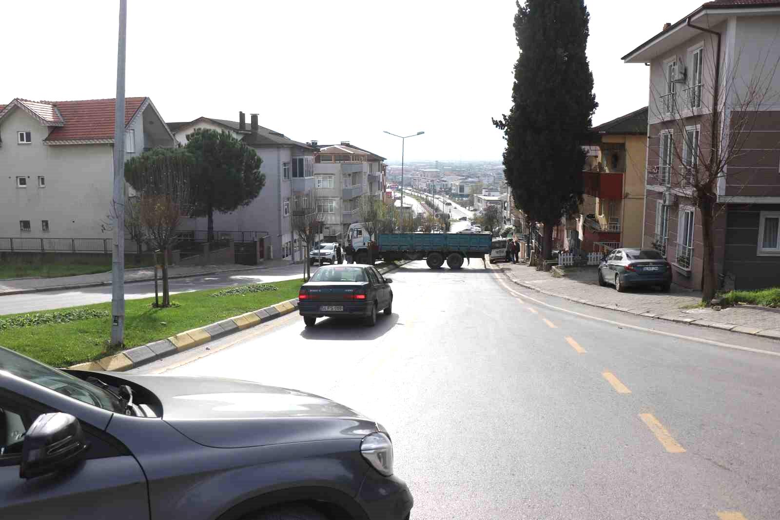 Şoförün refleksi faciayı önledi: Freni boşalan kamyon refüje çıktı