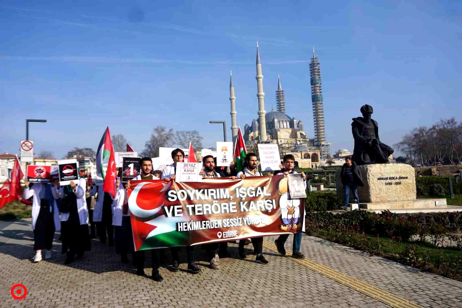 Tıp Fakültesi öğrencileri terör saldırılarını ve İsrail’i protesto etti