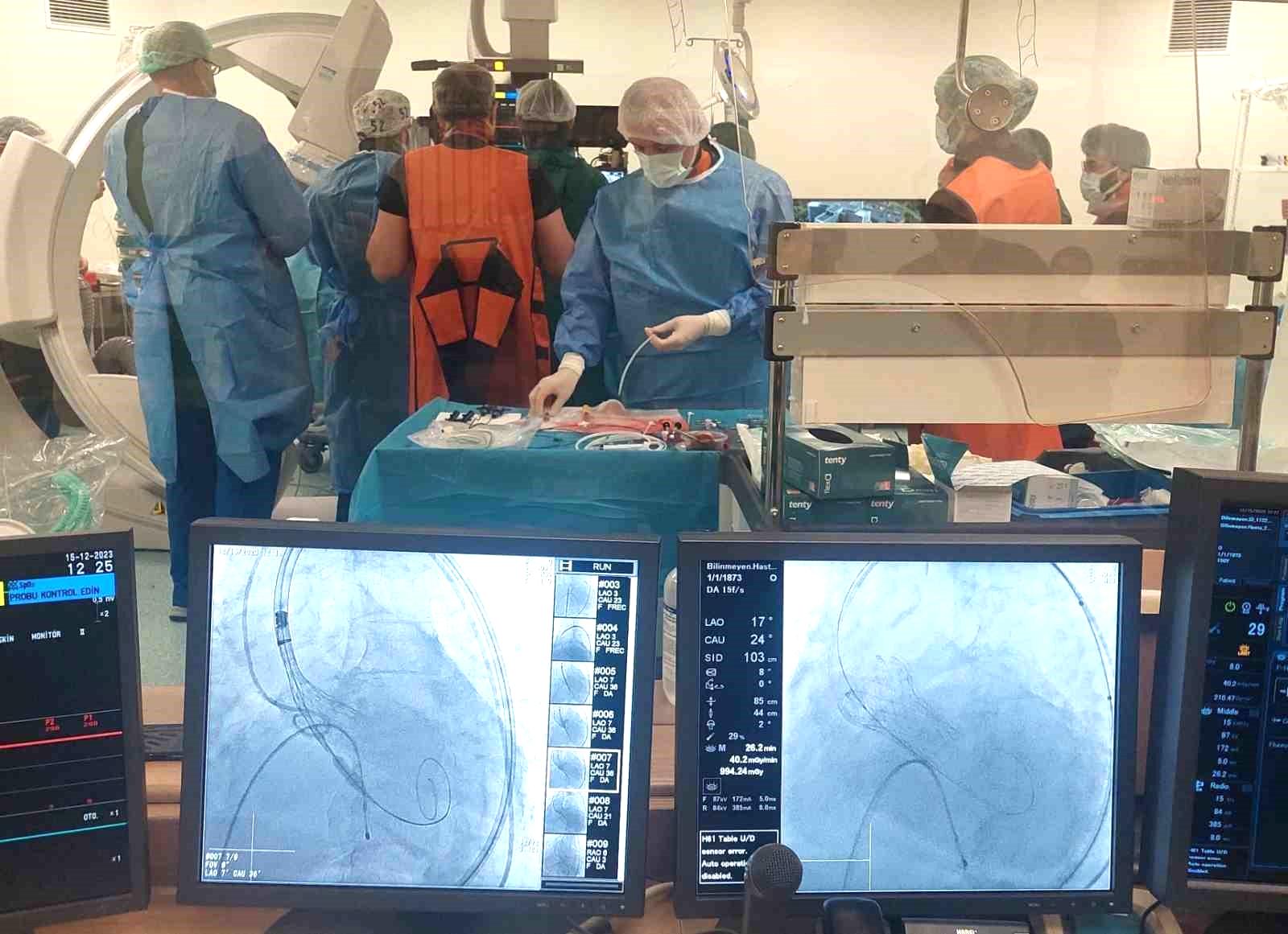 Tıpta çare tükenmiyor: İki yaşlı hastanın kalp kapağı değiştirildi