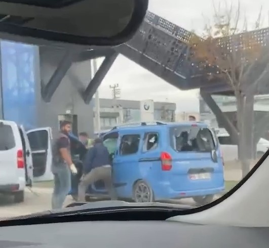 Trafikte dehşet anları kamerada...Elindeki sopayla sürücüyü böyle darp etti