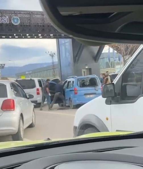 Trafikte dehşet anları kamerada...Elindeki sopayla sürücüyü böyle darp etti