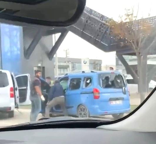 Trafikte dehşet anları kamerada…Elindeki sopayla sürücüyü böyle darp etti