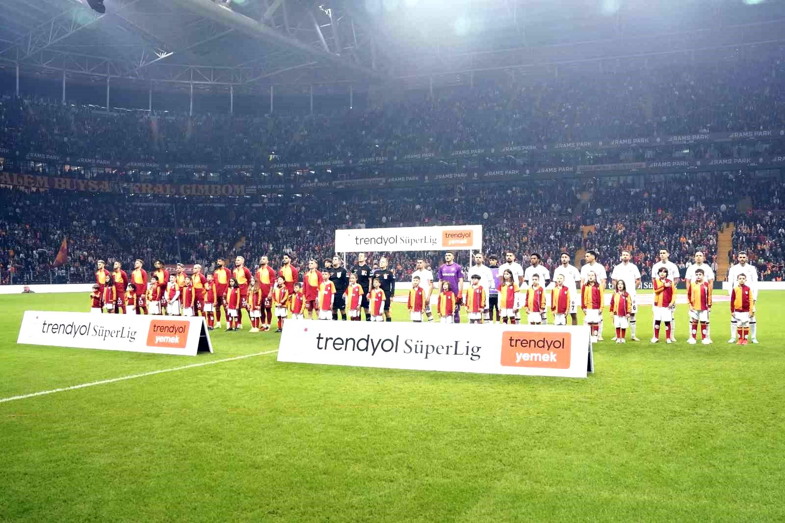 Trendyol Süper Lig: Galatasaray: 0 – Karagümrük: 0 (Maç devam ediyor)