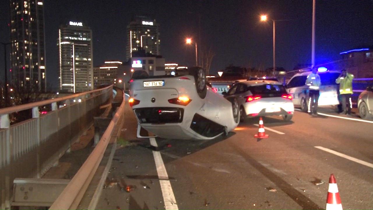 Üsküdar’da bir araca çarpan otomobil takla attı