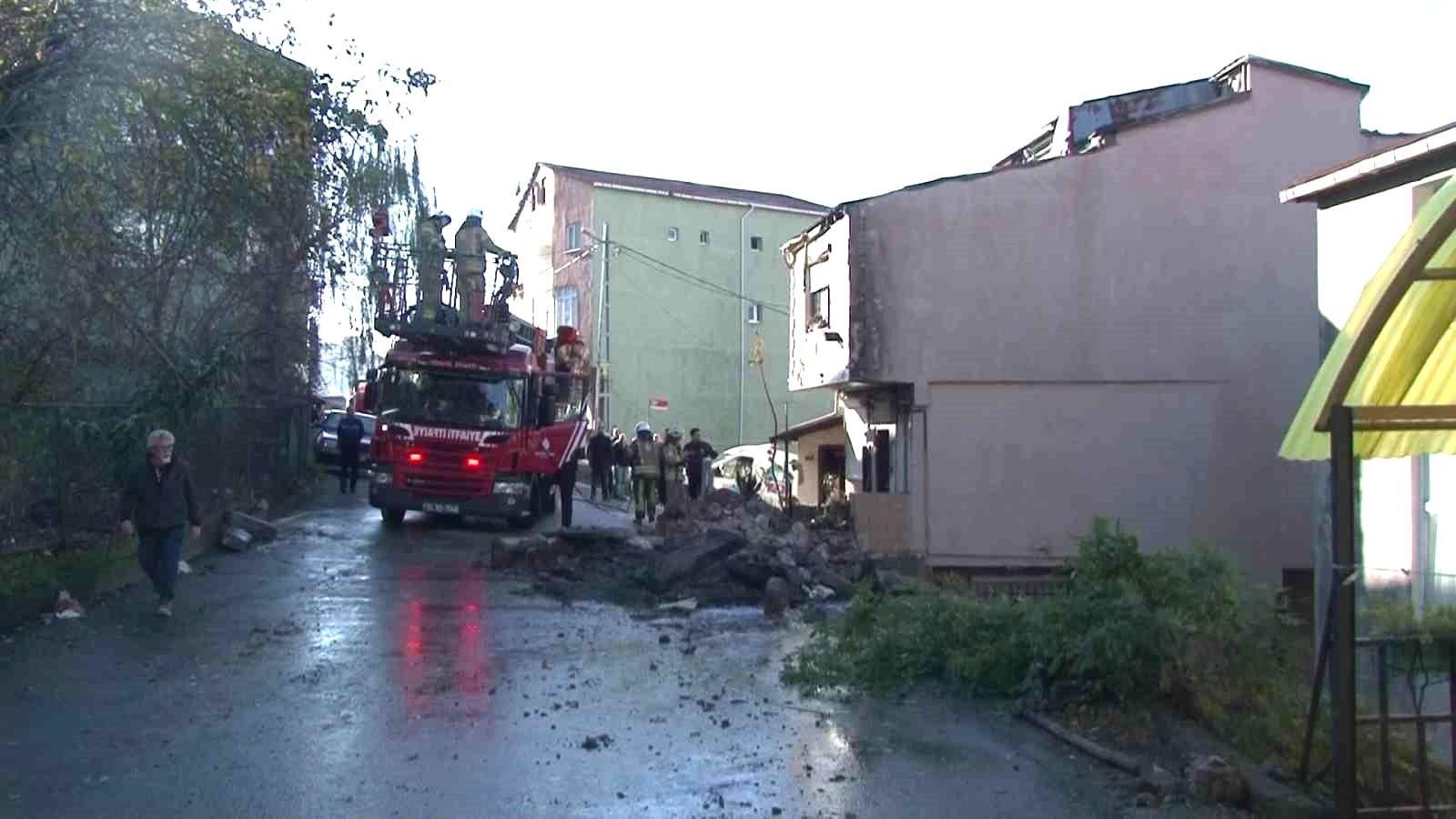 Üsküdar’da doğalgaz borusundan yükslen alevler binaya sıçradı