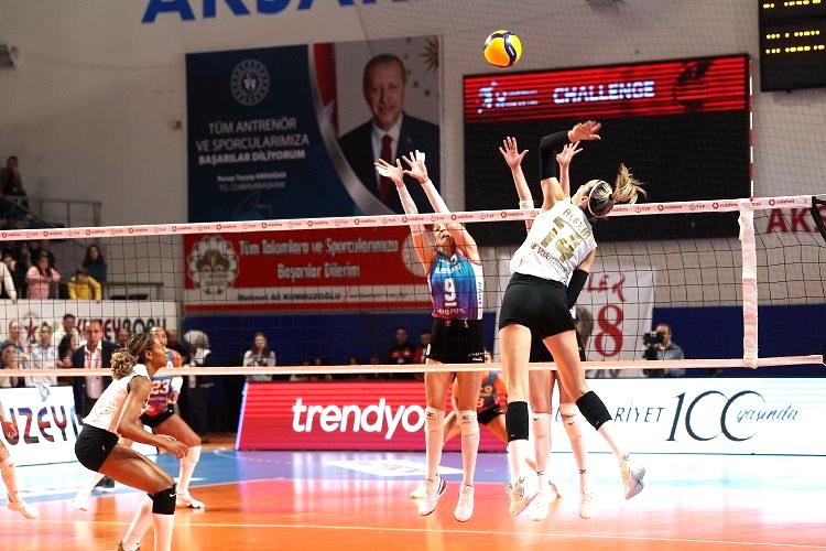 VakıfBank sezonun ilk yarısını galibiyetle tamamladı