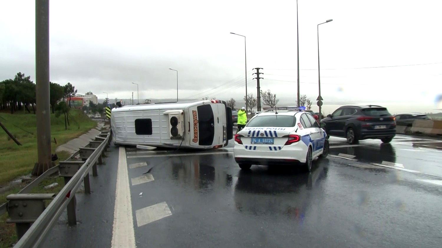 Yağmur nedeniyle kayganlaşan yolda minibüs devrildi: 1 yaralı