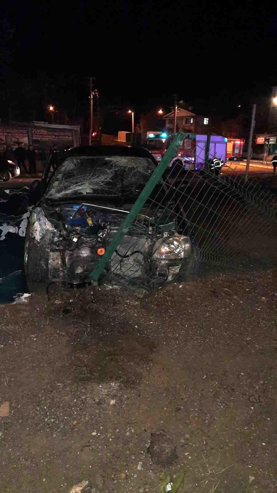 Yalova’da otomobil hafif ticari araçla çarpıştı: 4 yaralı