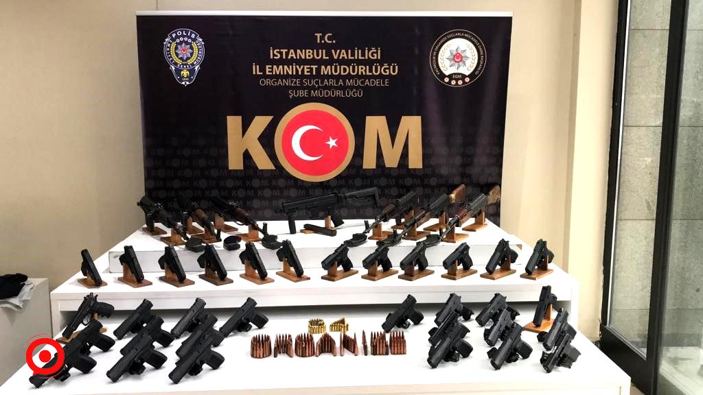 15 yaşındaki Büşra Polat’ın ölümüne neden olan hasım çetelerden ele geçirilen silahlar sergilendi