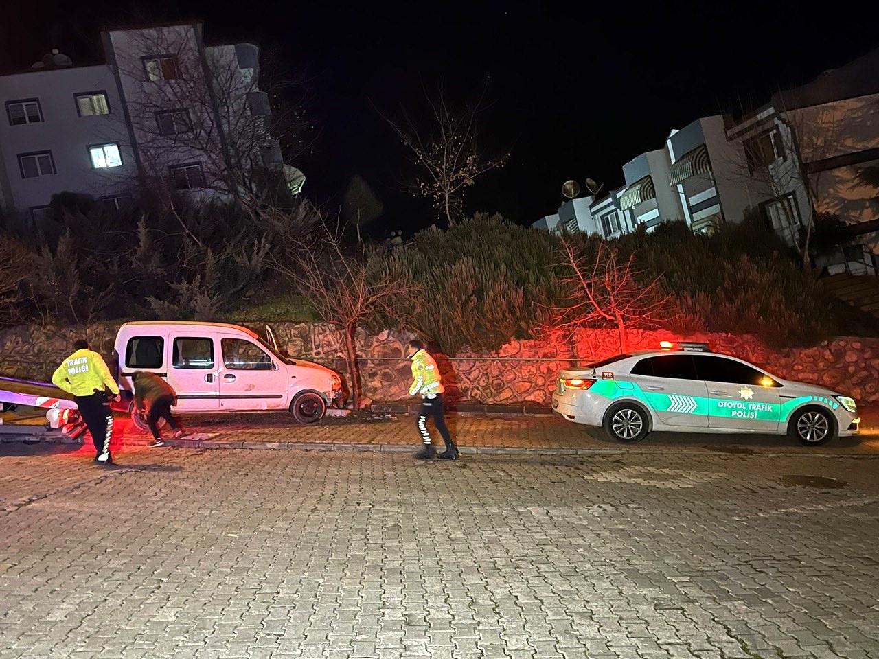 Alkollü sürücü önce polis aracına, sonra ağaca çarparak durdu: 2 gözaltı