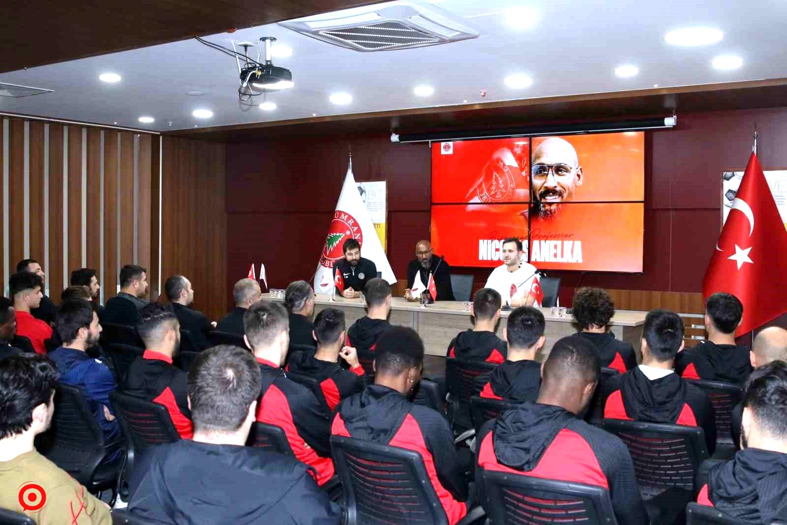 Anelka, Ümraniyespor teknik heyeti ve futbolcularla buluştu