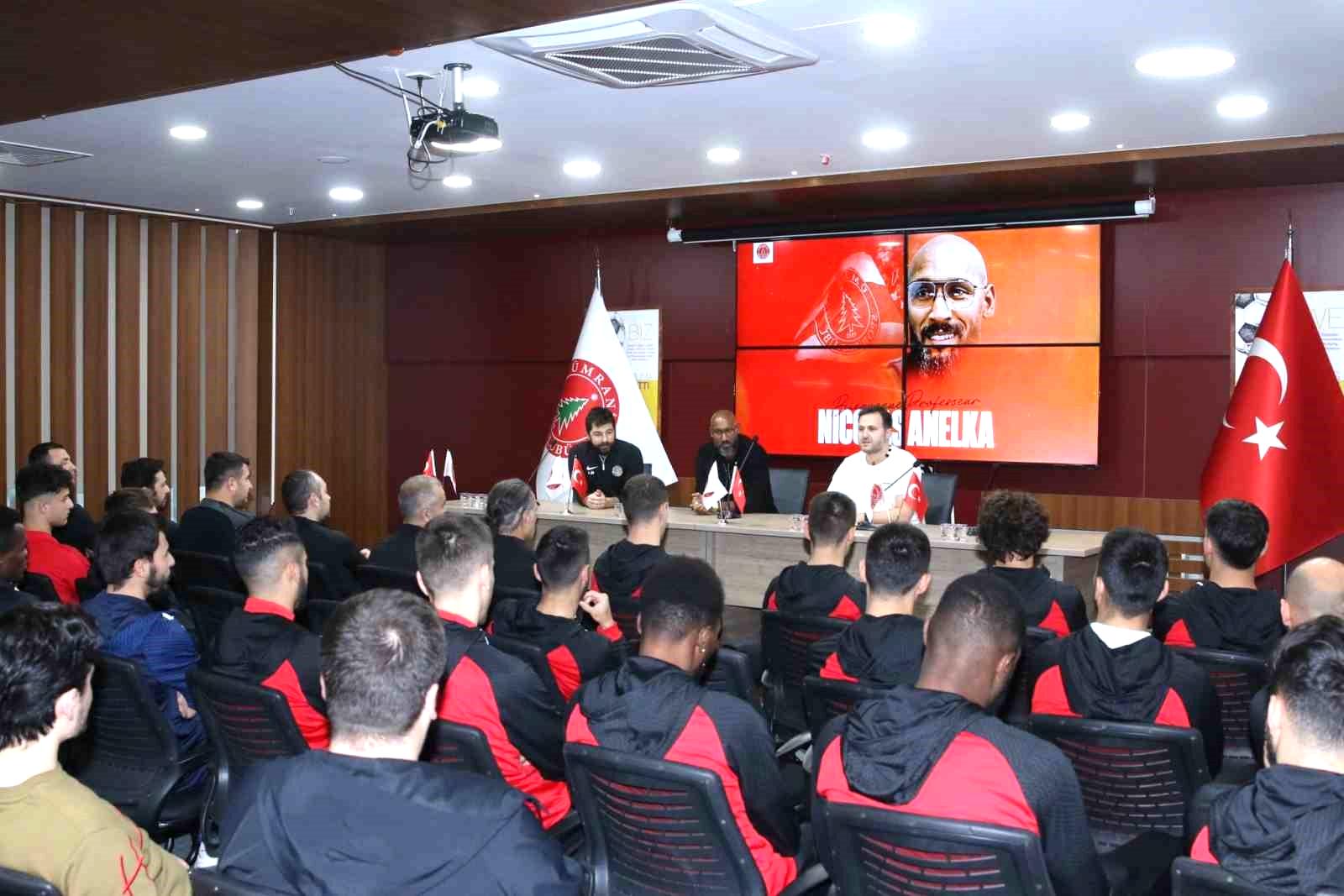 Anelka, Ümraniyespor teknik heyeti ve futbolcularla buluştu