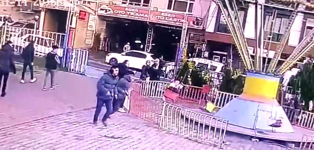 Arnavutköy’de bir parkta kız