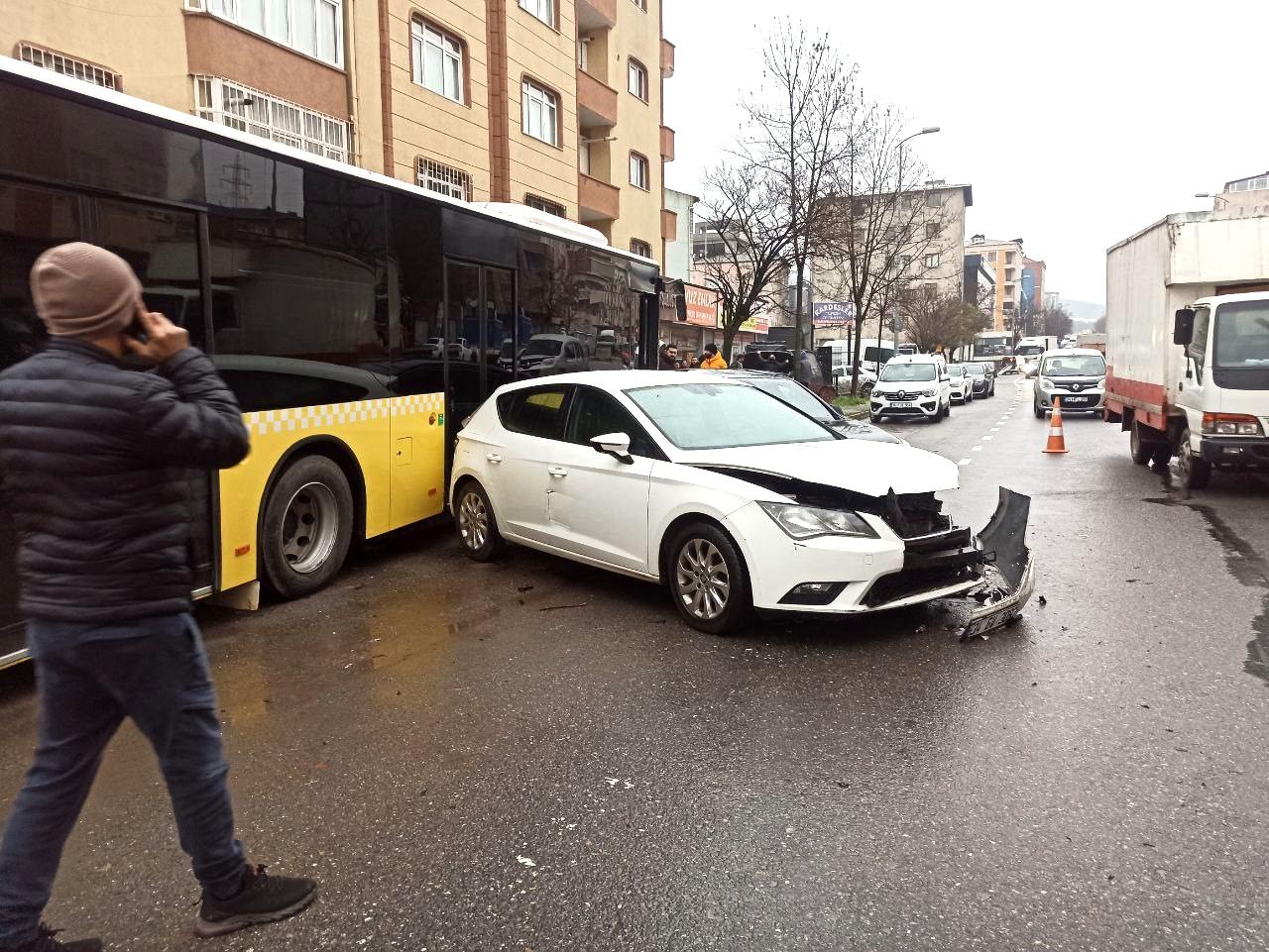 Ataşehir’de İETT otobüsü 4 araca çarptı