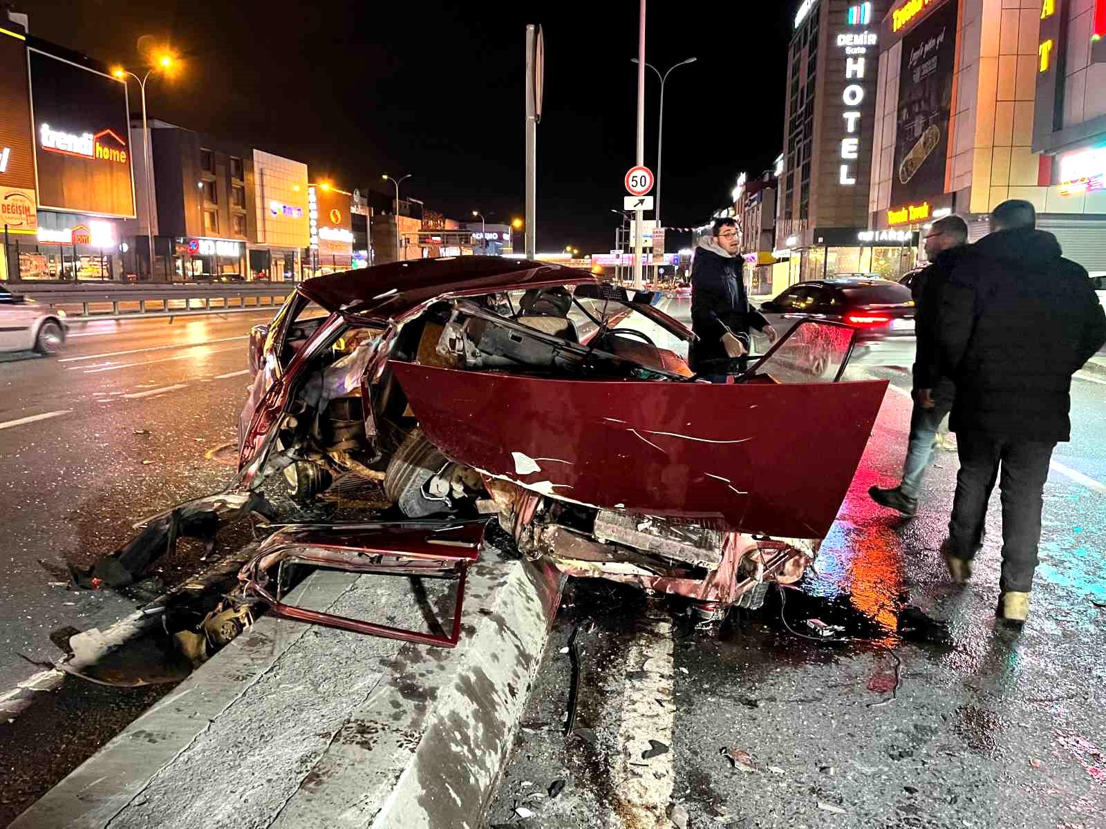 Avcılar E-5’te trafik kazasında otomobil hurda yığınına döndü: 2 yaralı