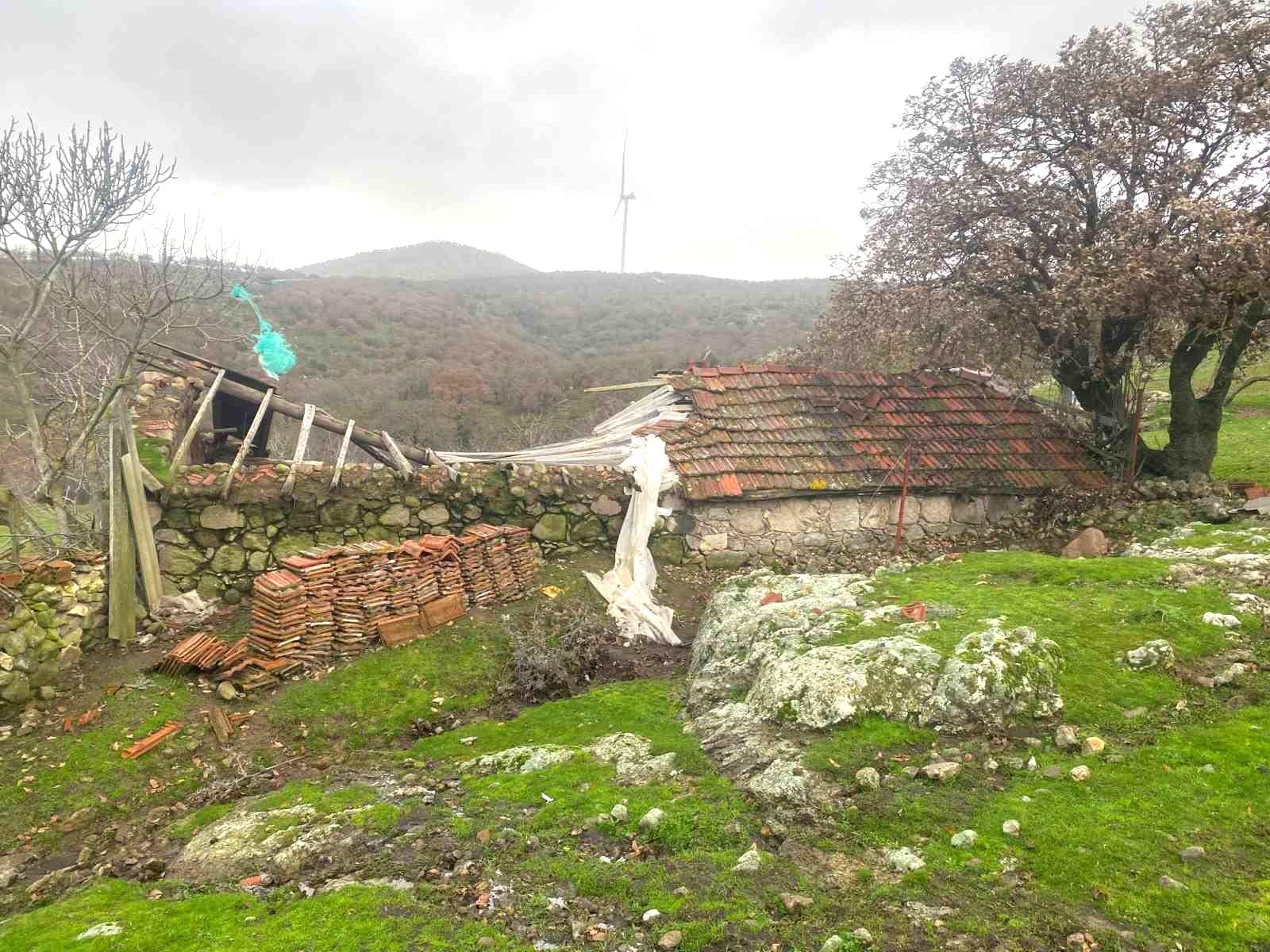 Ayvacık’ta şiddetli fırtına etkili oldu, hayvan damı ile ağıl çatısı uçtu