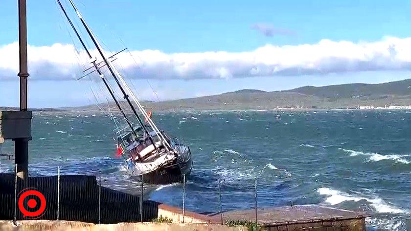 Ayvalık’ta fırtına hayatı felç etti