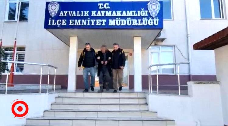 Ayvalık’ta kesinleşmiş 21 yıl 6 ay cezası bulunan firari polisten kaçamadı