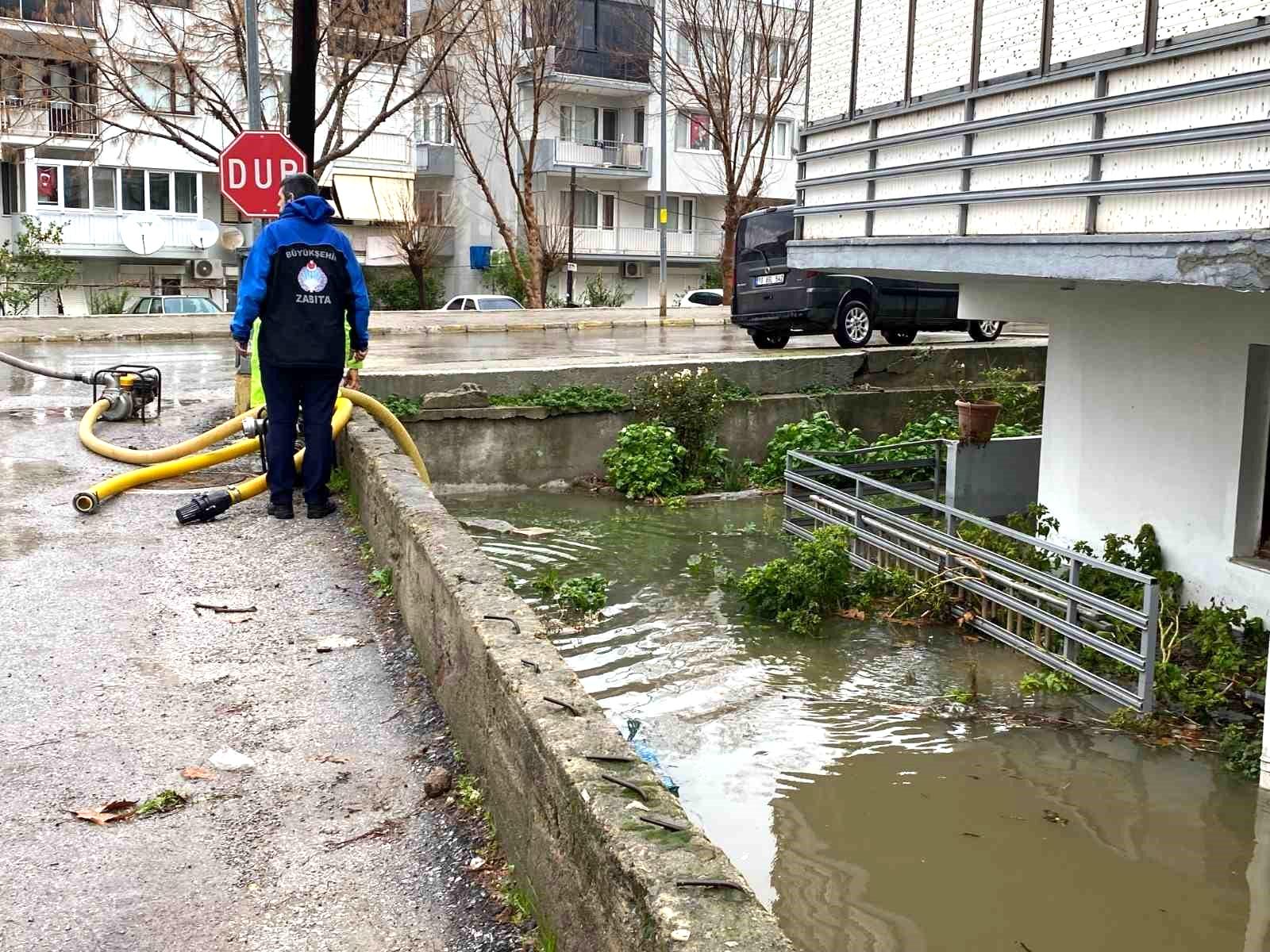 Ayvalık’ta şiddetli yağış hayatı olumsuz etkiledi