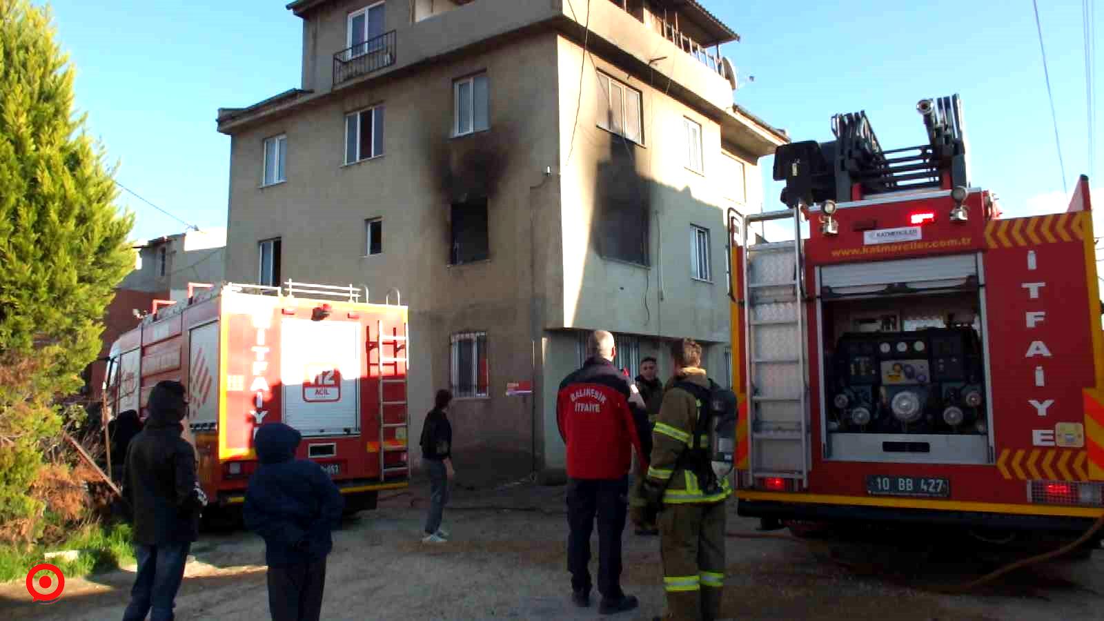 Balıkesir’de madde bağımlısı genç oturduğu evi ateşe verdi