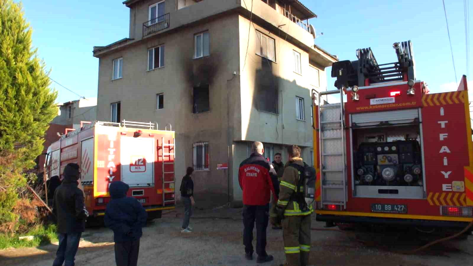 Balıkesir’de madde bağımlısı genç oturduğu evi ateşe verdi