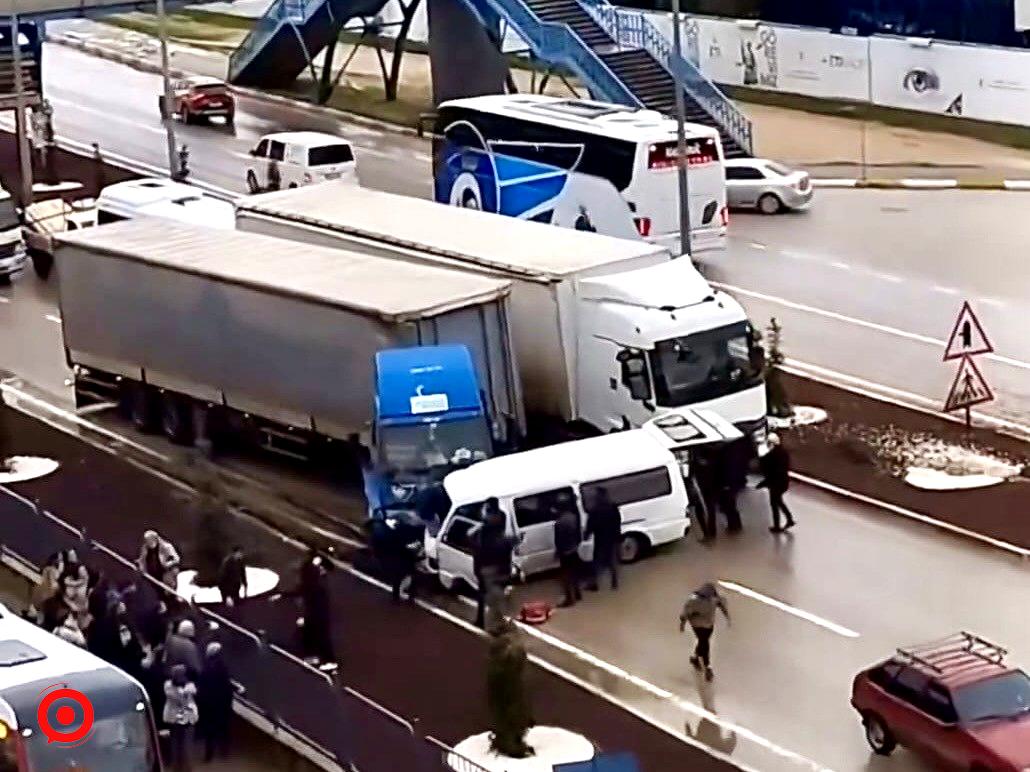 Bandırma’da karşı şeride savrulan minibüs tırla çarpıştı: 1 ölü, 2 yaralı