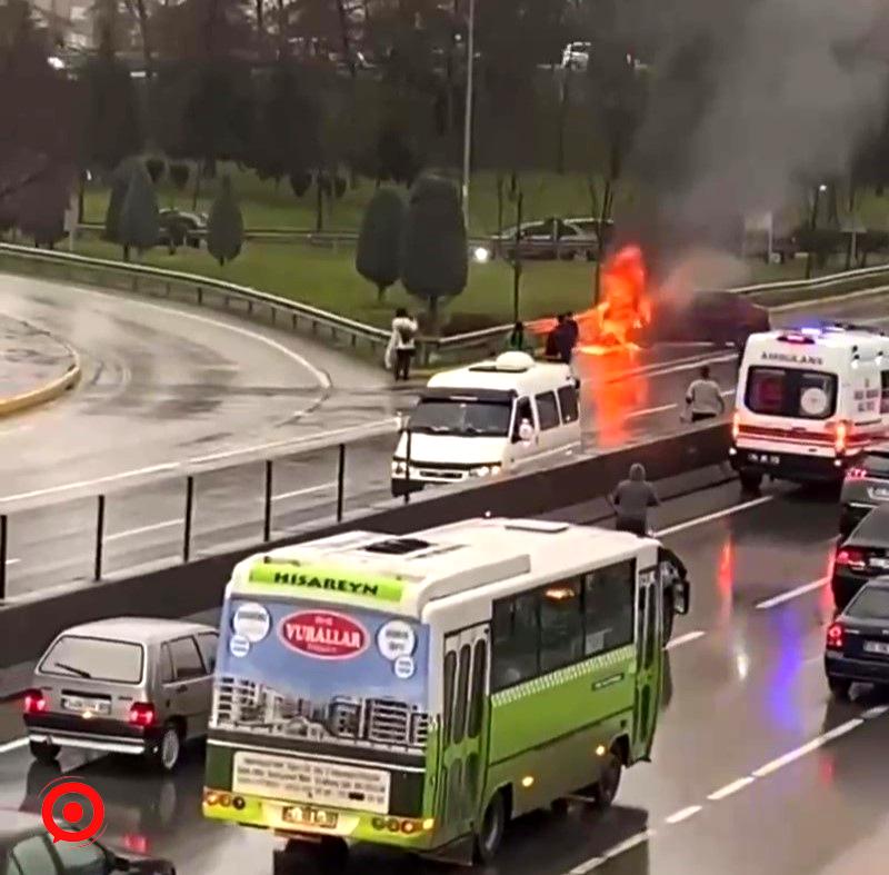 Bariyere çarpan otomobil alev topuna döndü