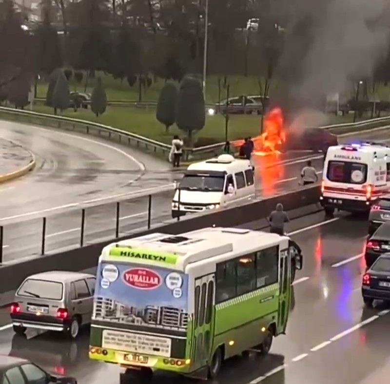 Bariyere çarpan otomobil alev topuna döndü