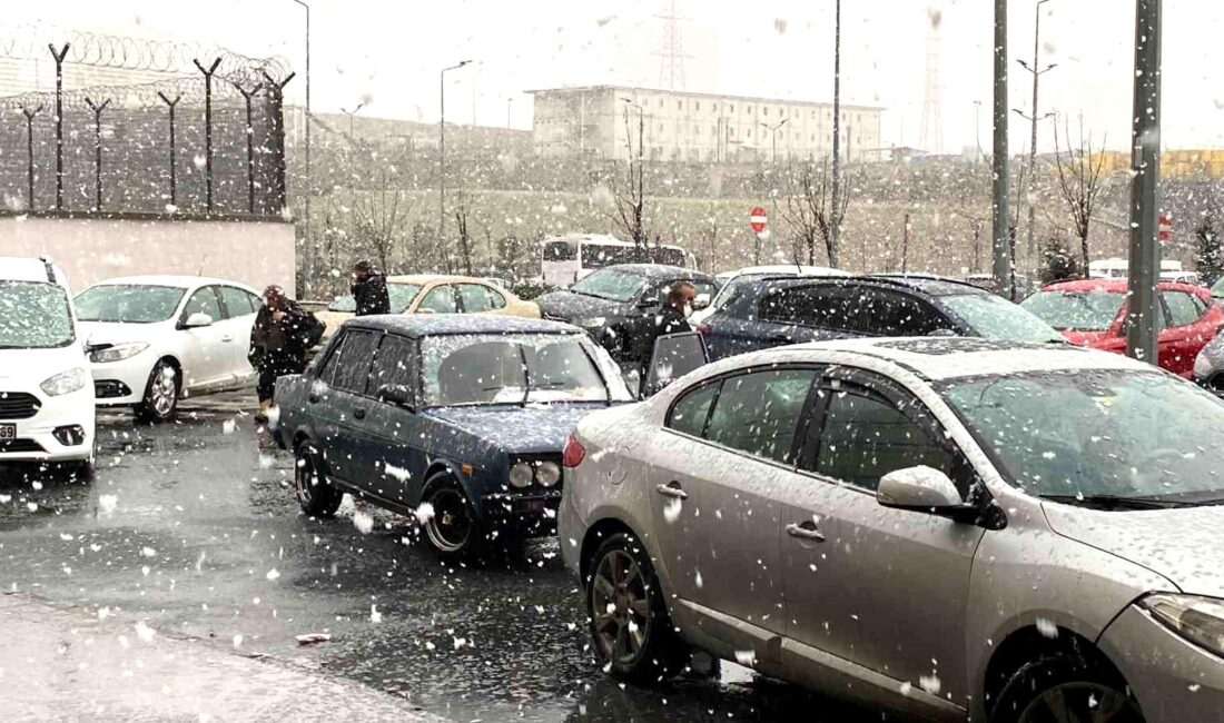 İstanbul’un Başakşehir ilçesinde kar